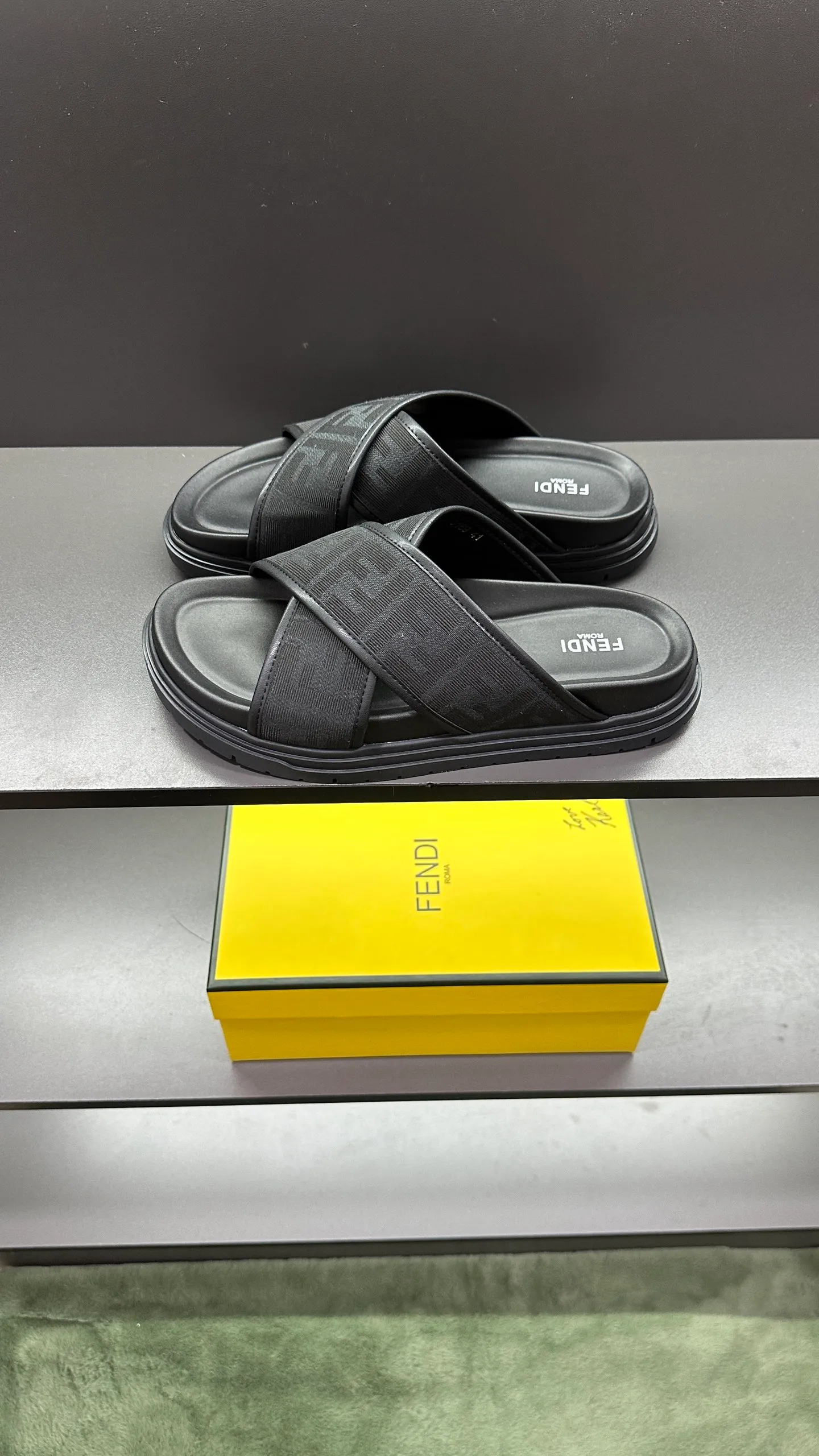 P300 [Fendi Slippers] High-end men's shoes brand, official website 1:1 latest masterpiece: original mold customization, fabrics made of imported original materials, upgraded outsole, lighter and non-slip. The market's top quality, simple yet tasteful, a must-have for fashionistas, fashionable at your feet, full of confidence, the same style at the counter 👍The season of summer slippers is here. Code: 38-45, 46 order